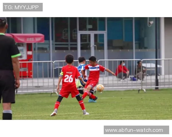 裁判意外进球引发争议足球比赛中的意外瞬间与裁判角色的探讨