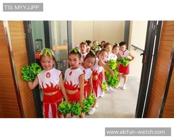 足球宝贝舞动童年梦想儿童舞蹈展现活力与激情的精彩瞬间